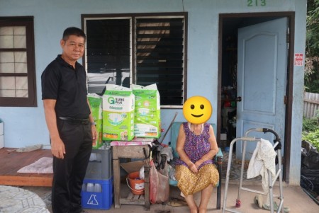 ลงพื้นที่มอบผ้าอ้อมสำเร็จรูปให้แก่ผู้ป่วยติดเตียง ผู้สูงอายุ และผู้ที่มีภาวะพึ่งพิงในพื้นที่ตำบลหนองแหย่ง