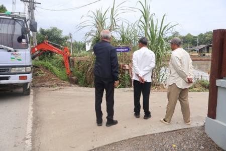 ลงพื้นที่ดำเนินการขุดลอกดินที่ทับถมและปิดกั้นทางระบายน้ำ