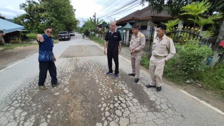 ลงพื้นที่ตรวจสอบกรณีถนนทรุดตัวบริเวณถนนสายหลักบ้านทุ่งข้าวตอกใหม่ หมู่ที่ 8