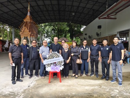  เดินทางไปร่วมวางพวงหรีด เพื่อเคราพศพและไว้อาลัย