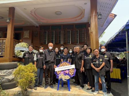 เดินทางไปร่วมวางพวงหรีด เพื่อเคราพศพและไว้อาลัย 