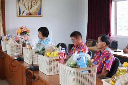 ร่วมสืบสานประเพณีรดน้ำดำหัว ขอพร เนื่องในโอกาสประเพณีวันสงกรานต์ หรือ ประเพณีปี๋ใหม่เมือง จาก นายจำเริญ ศรีวิชัย นายกเทศมนตรีตำบลหนองแหย่ง