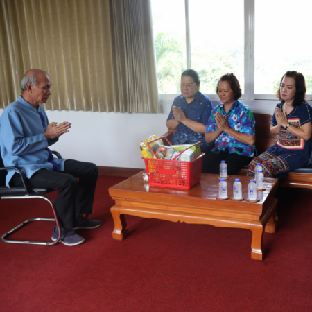 กลุ่มสตรีเเม่บ้านทุ่งข้าวตอก หมู่4 สระเกล้าดำหัว สืบสานประเพณีล้านนา ขอพร จาก ท่านนายก จำเริญ ศรีวิชัย นายกเทศมนตรีตำบลหนองแหย่